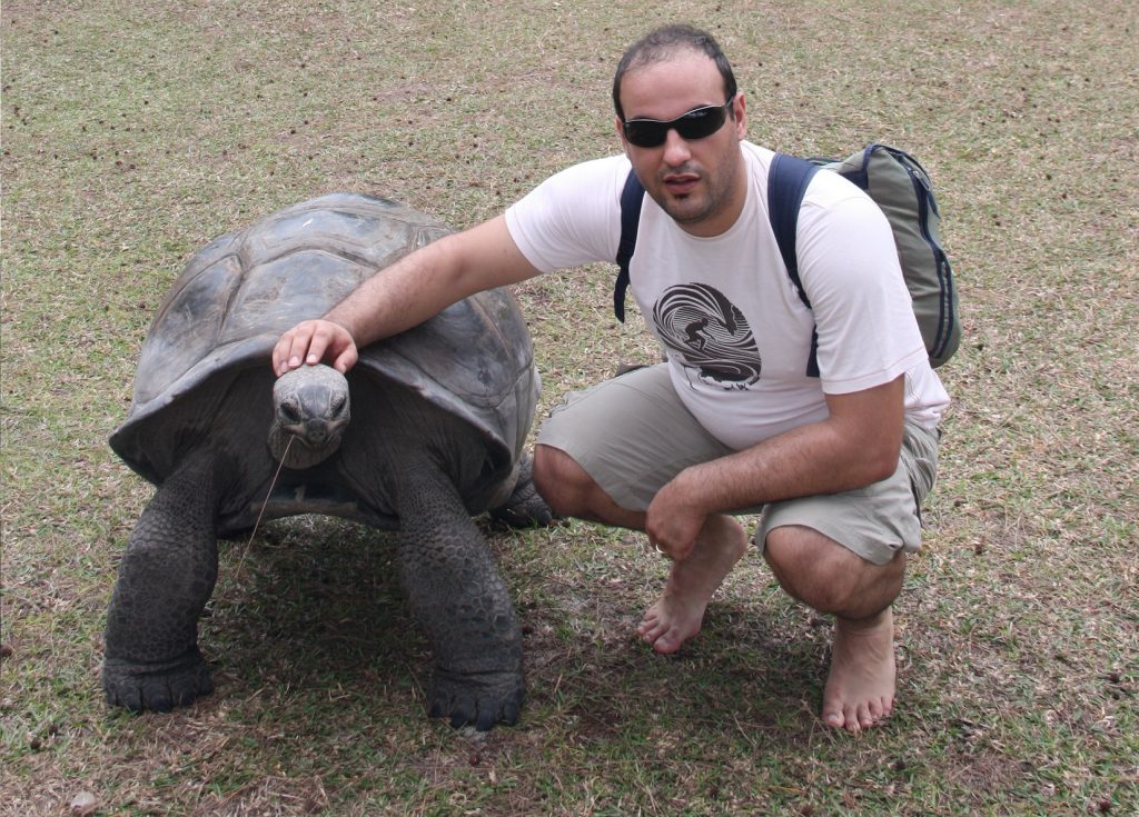Yo en la isla de curieuse con una tortuga de Aldabra